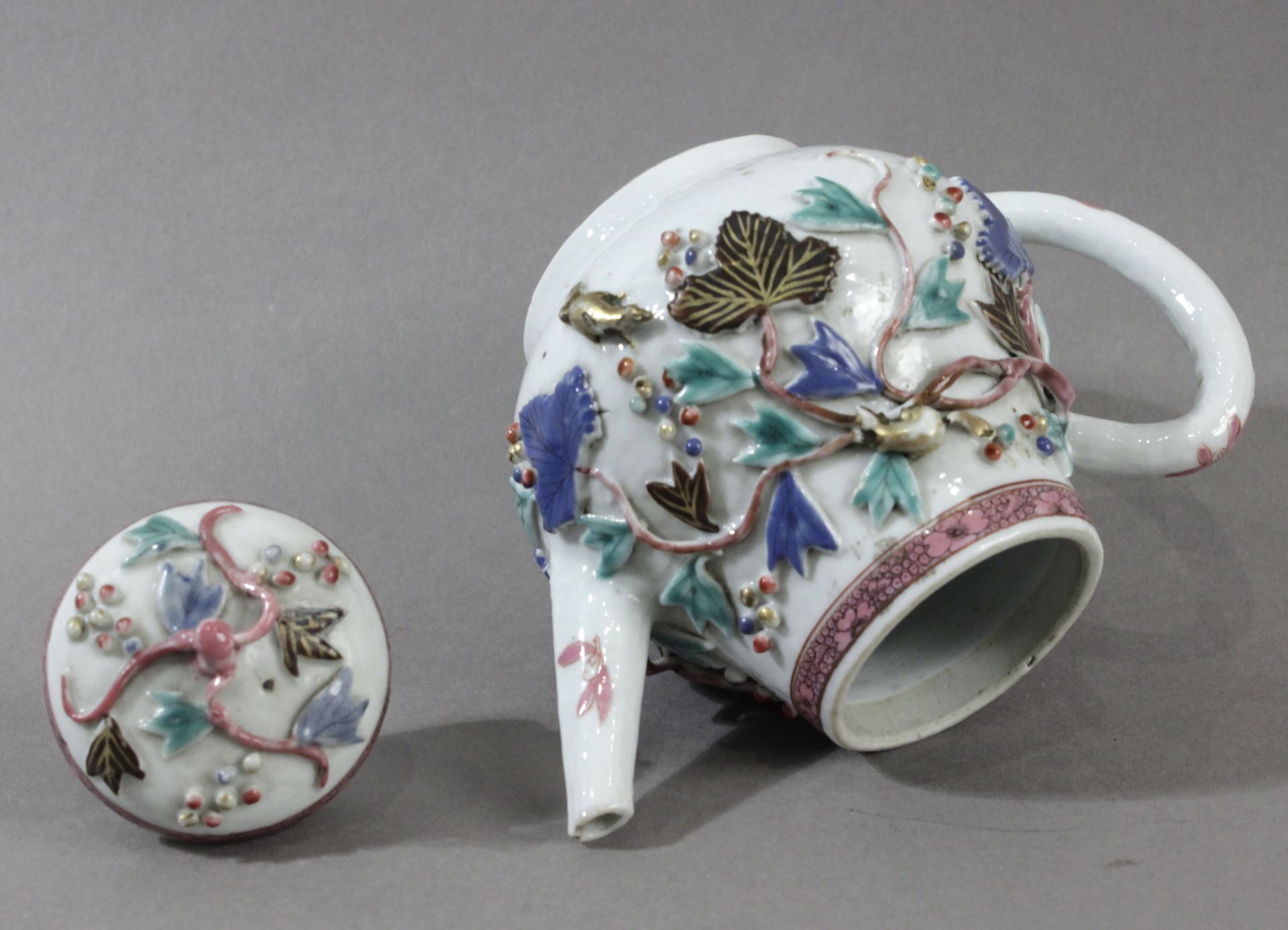 An 18th century Chiense porcelain teapot from Yongzheng period - Image 5 of 5