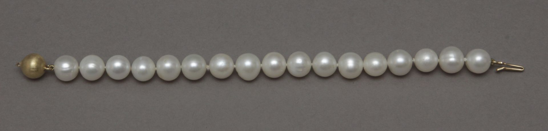 A freshwater pearls bracelet with a yellow gold clasp - Image 2 of 3