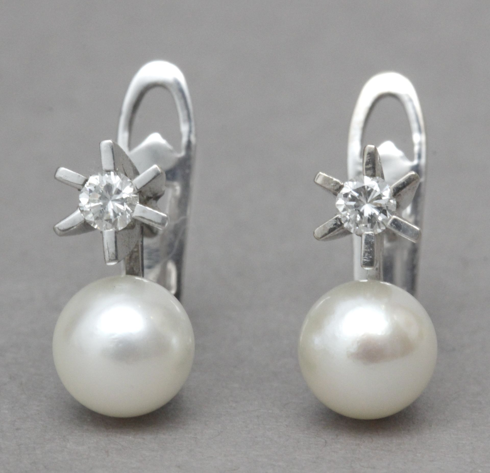 A pair of 'toi et moi' earrings - Image 2 of 3