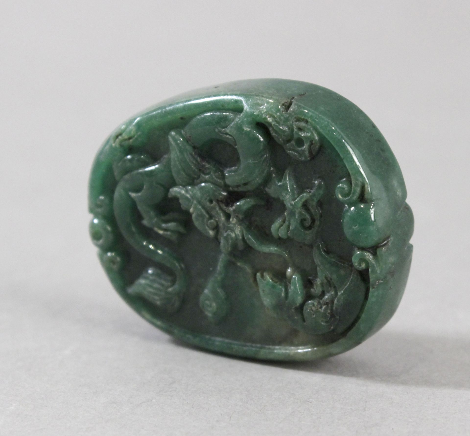 An early 20th century Chinese pendant in carved green jade - Image 2 of 5