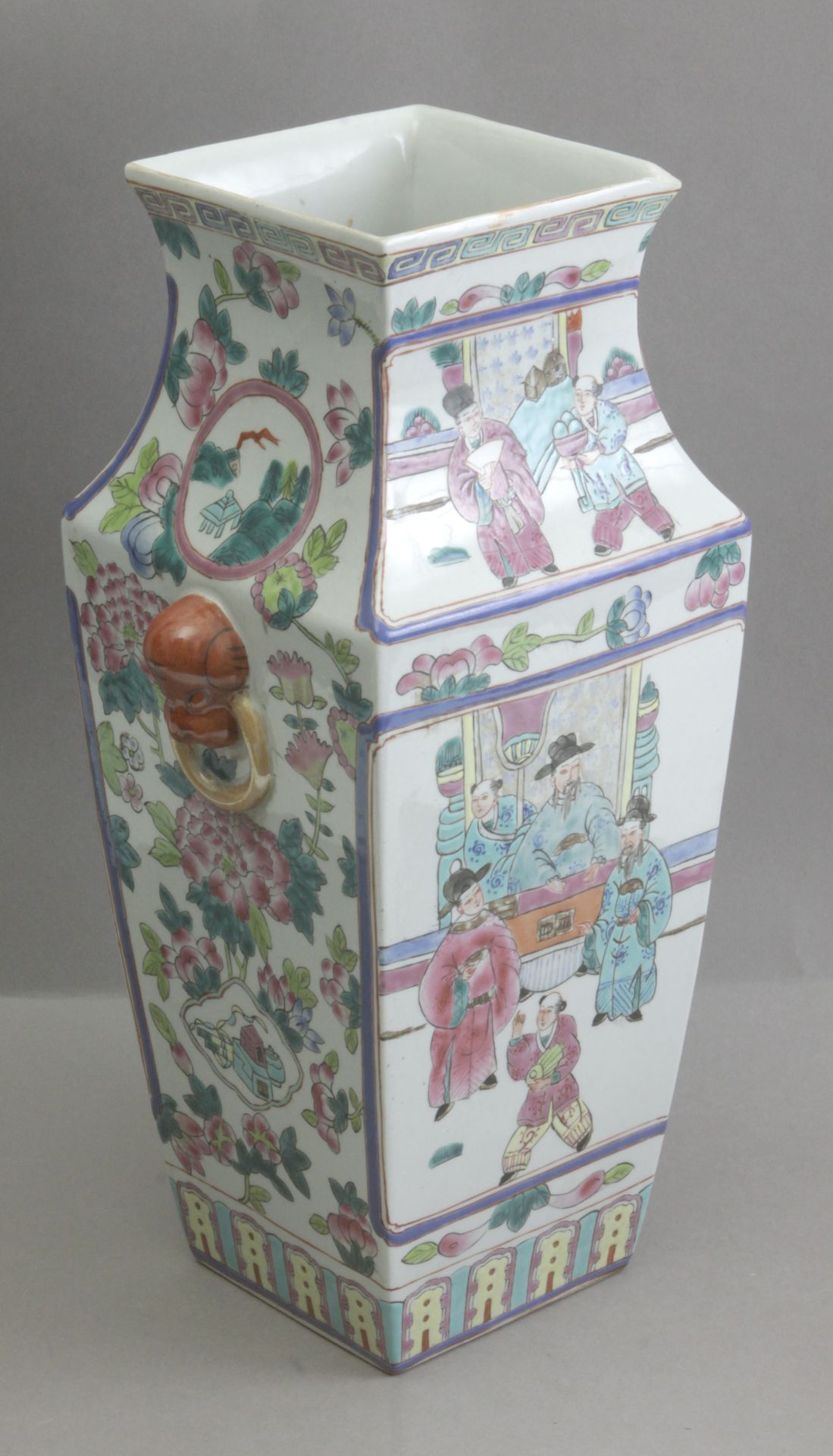 A 20th century Chinese vase in Famille Rose porcelain from Republic period - Image 4 of 5