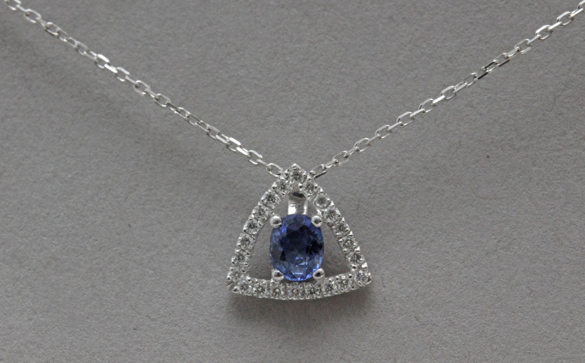 A sapphire and diamonds pendant - Image 2 of 2