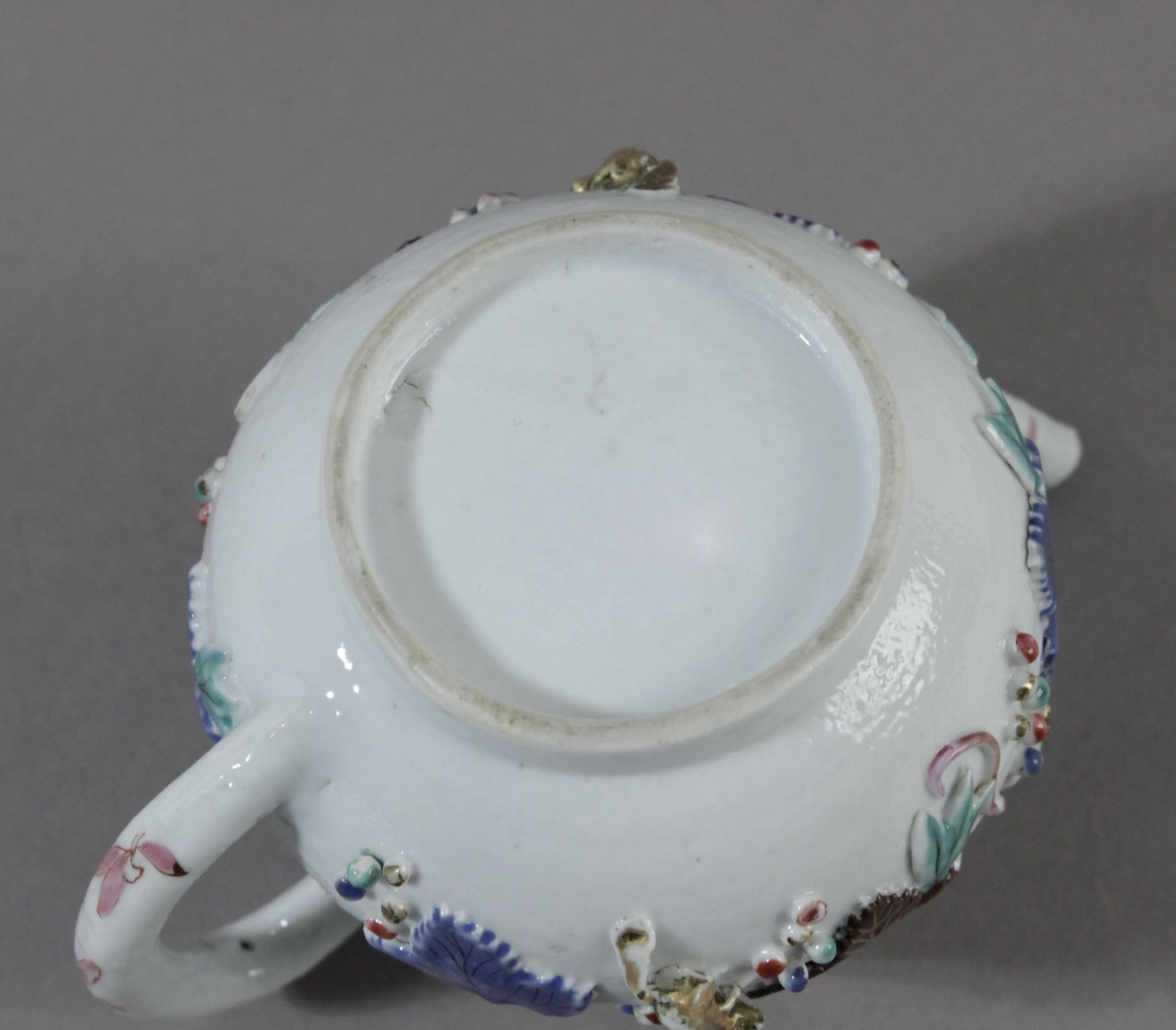 An 18th century Chiense porcelain teapot from Yongzheng period - Image 3 of 5