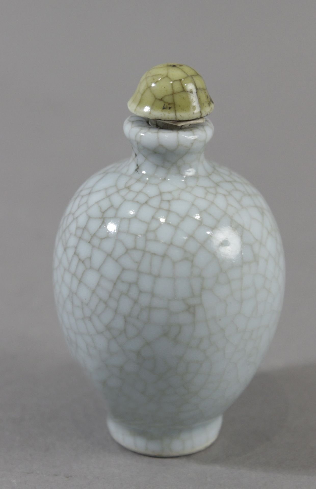 A 20th century Chinese snuff bottle in craquelé porcelain - Bild 3 aus 3