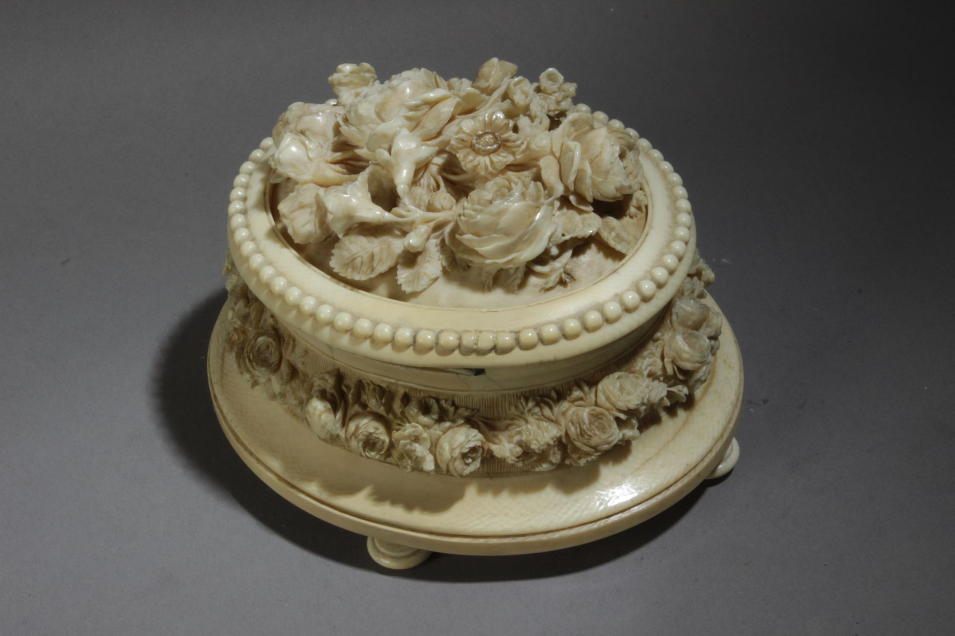 A 19th century French ivory box from DIeppe - Image 2 of 3