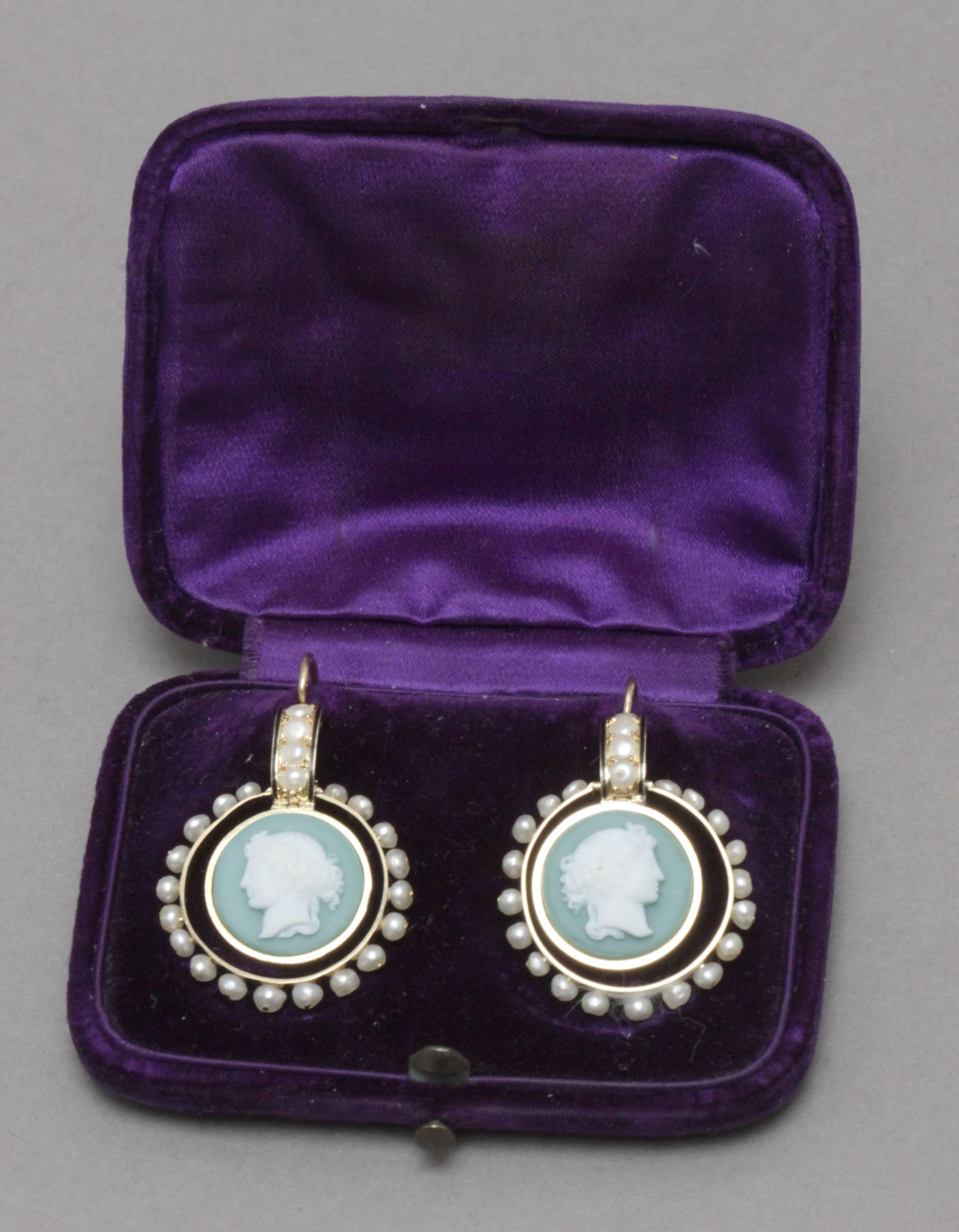 A pair of earrings circa 1900. Gold, Wedgood porcelain cameos and freshwater pearls - Bild 2 aus 2