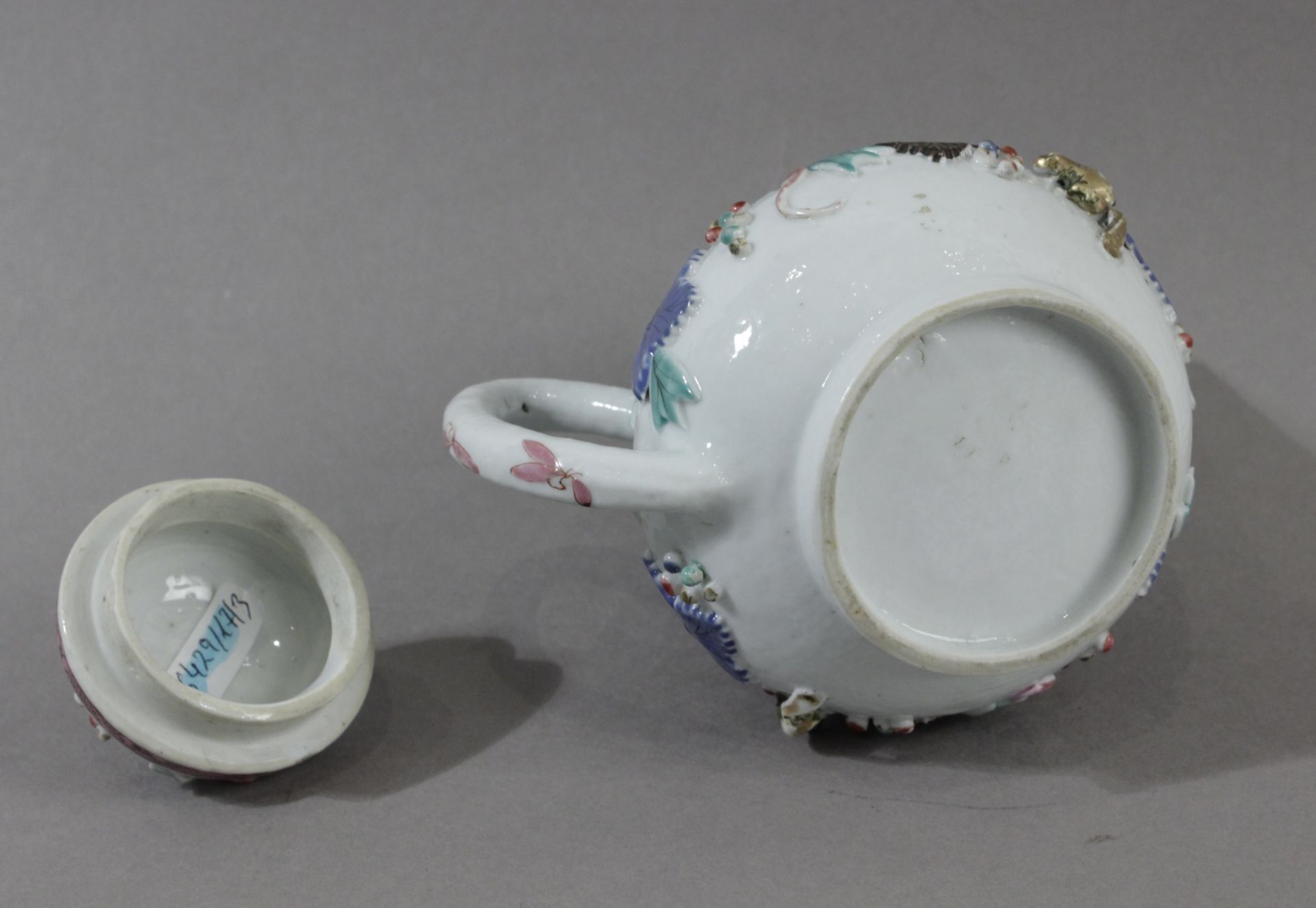 An 18th century Chiense porcelain teapot from Yongzheng period - Image 4 of 5