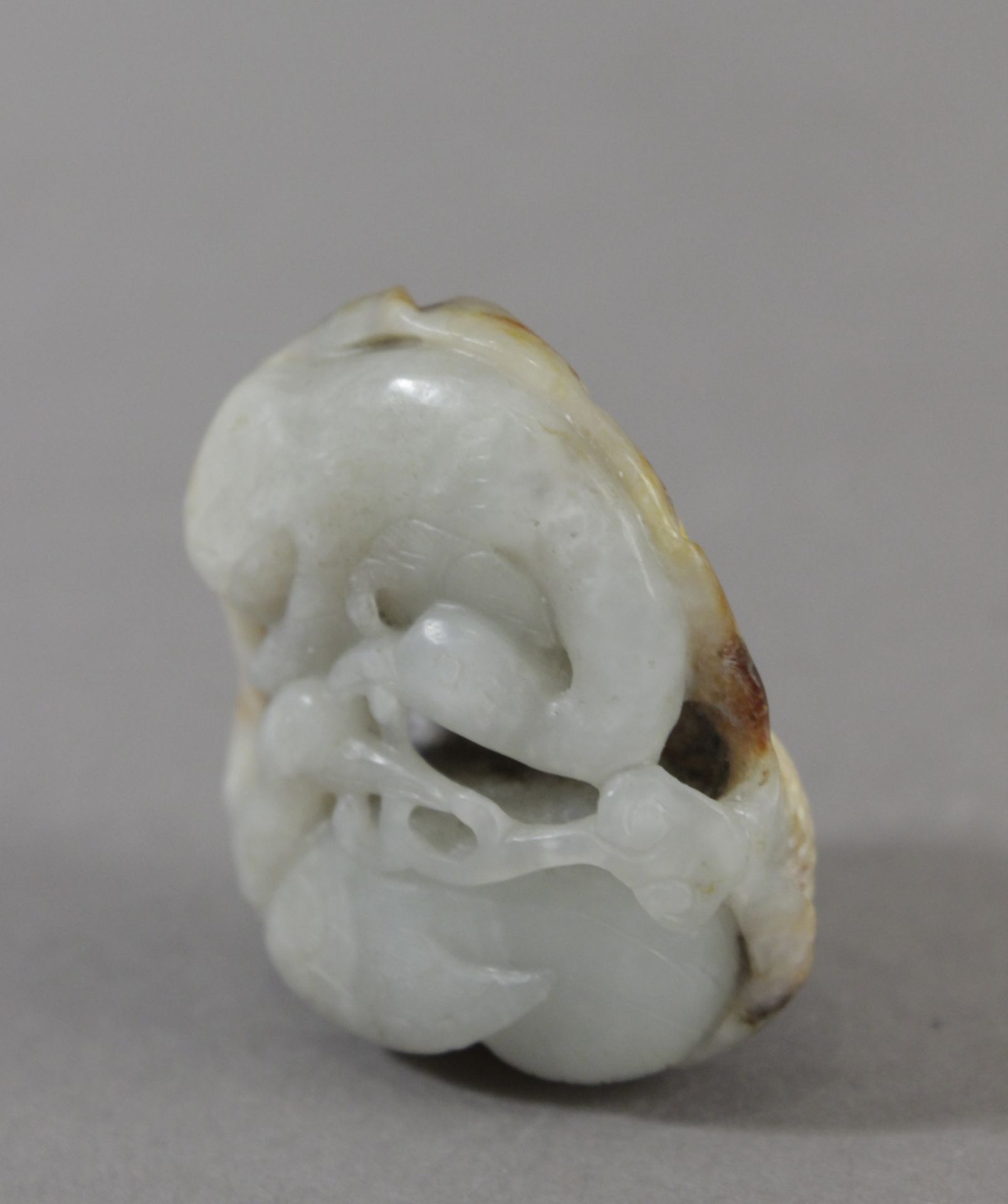 An early 20th century carved jade amulet from Qing period - Image 4 of 4