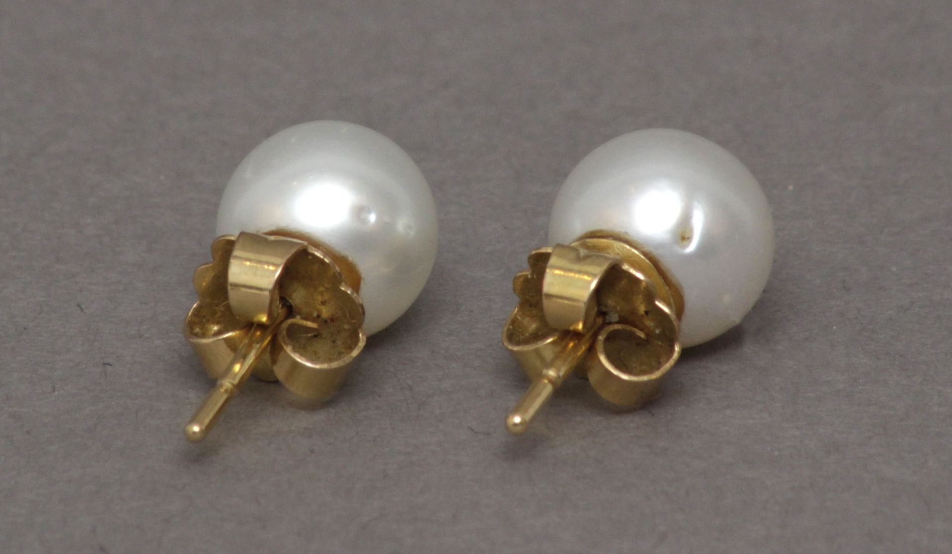 A pair of Australian pearl stud earrings with 18k. yelllow gold setting - Bild 4 aus 4