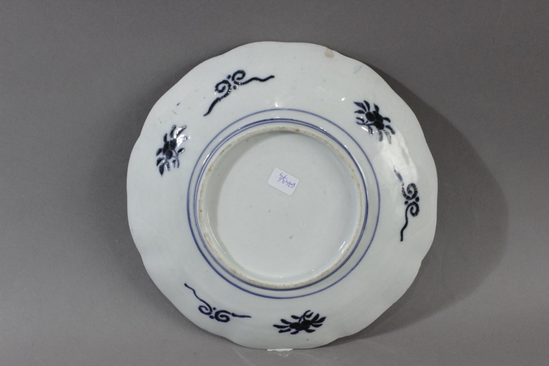 A 19th century Chinese dish in Imari porcelain - Image 3 of 4