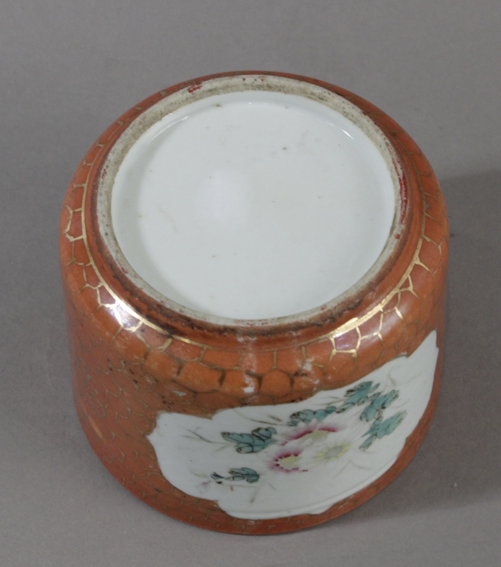 A 19th century Chinese porcelain jardinière from Qing dynasty - Image 5 of 6