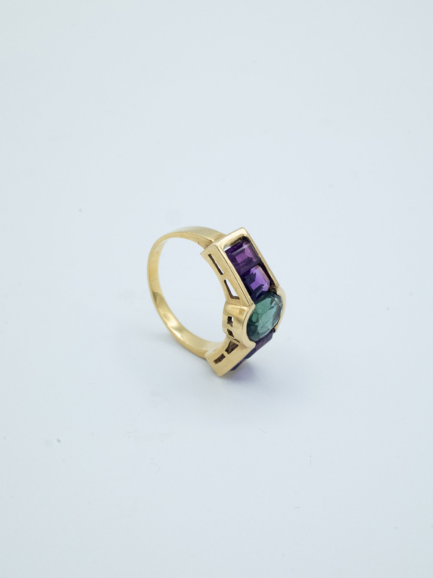 An 18k. yellow gold ring with a verdelite and amethysts - Bild 3 aus 3