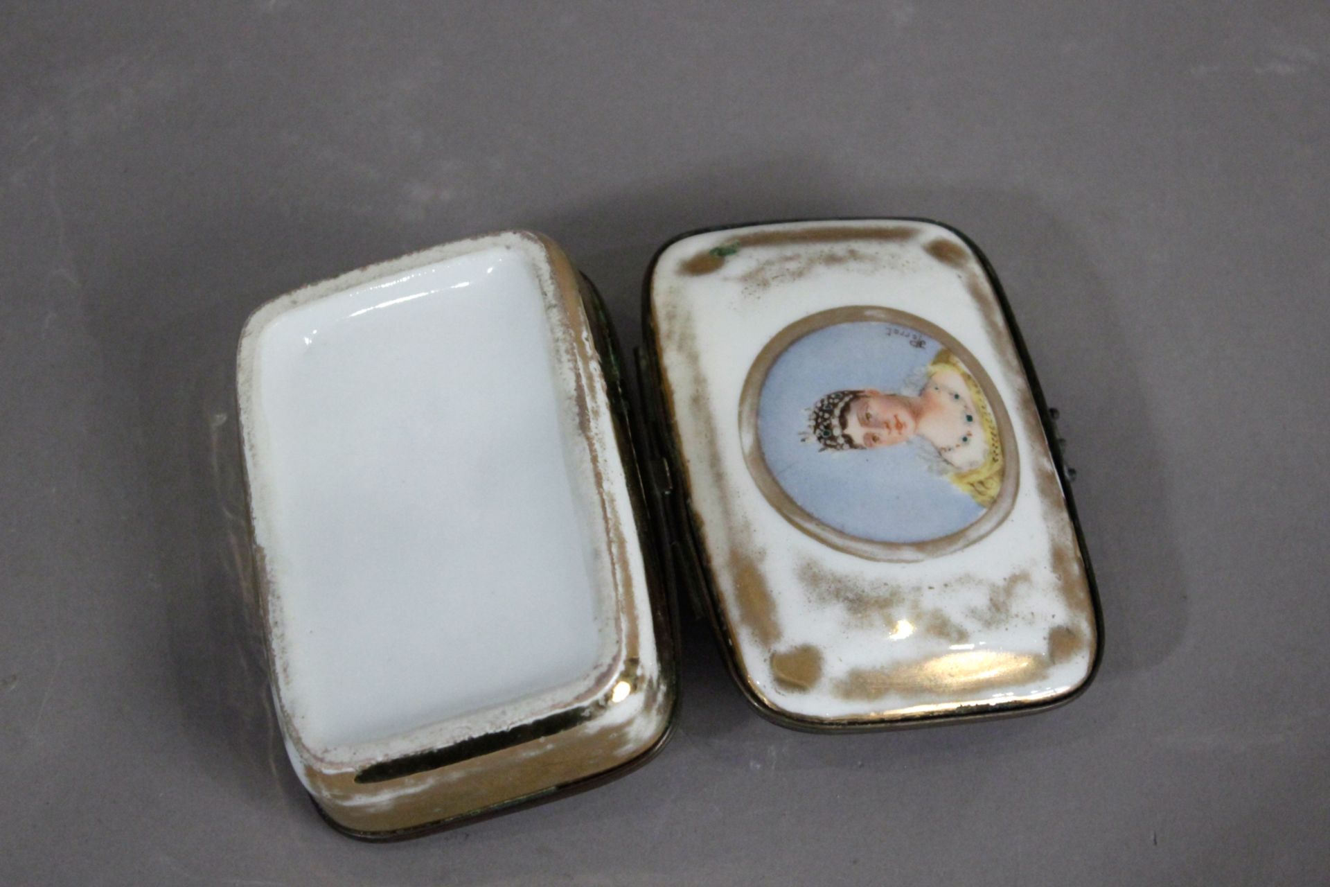 A 19th century French box in Old Paris porcelain - Image 3 of 4