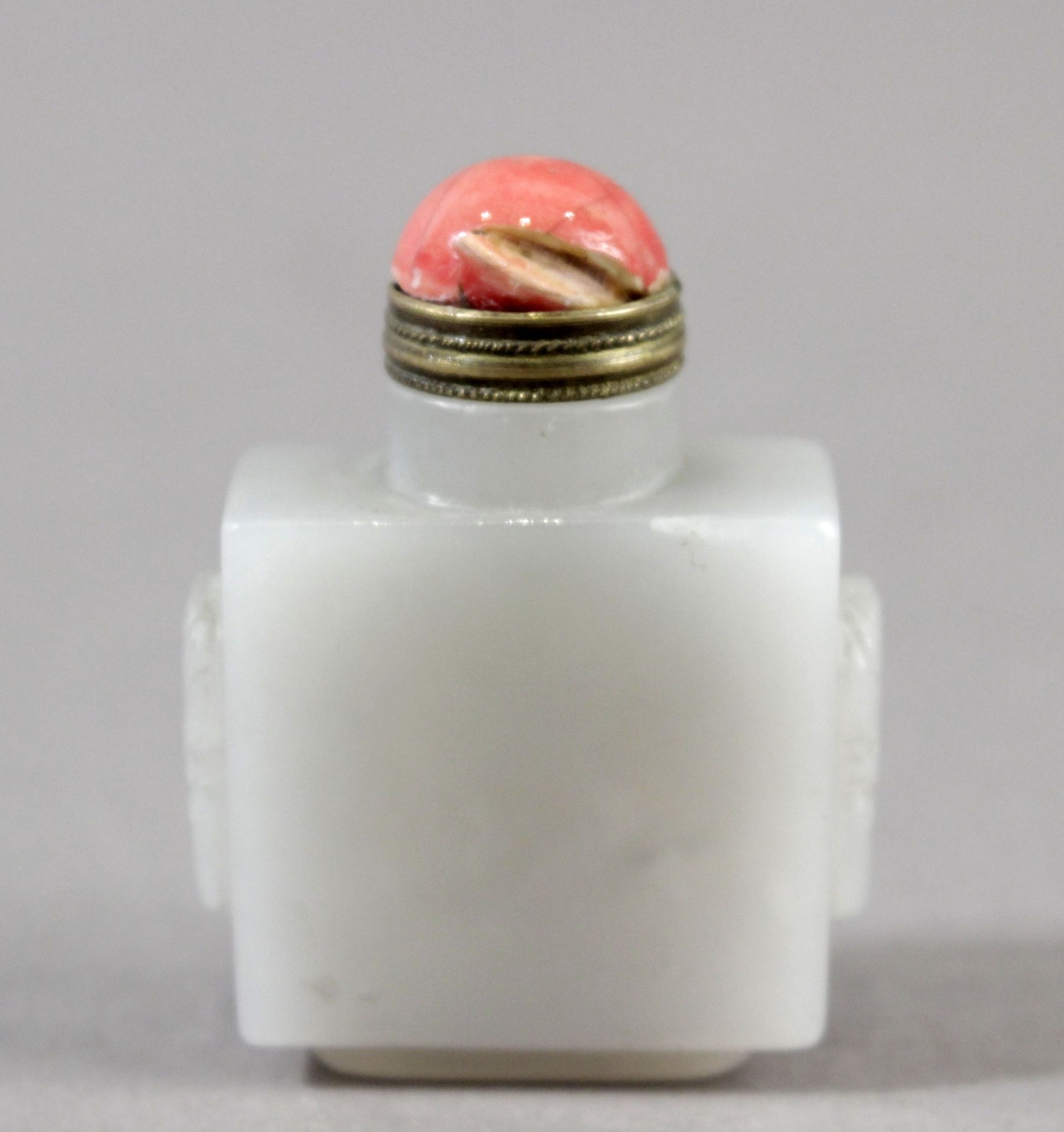 A 20th century Chinese snuff bottle in carved jade with coral top - Bild 2 aus 5
