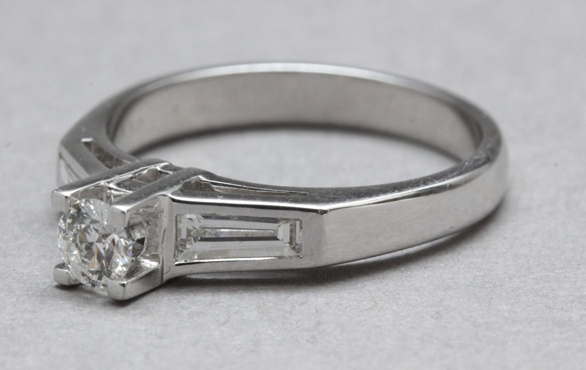 A three stone diamond engagement ring - Image 2 of 3