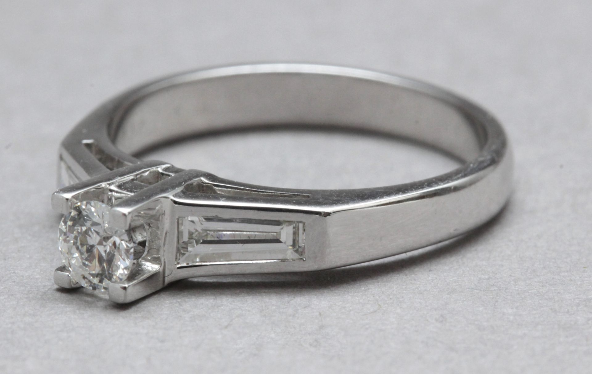 A three stone diamond engagement ring - Bild 2 aus 3