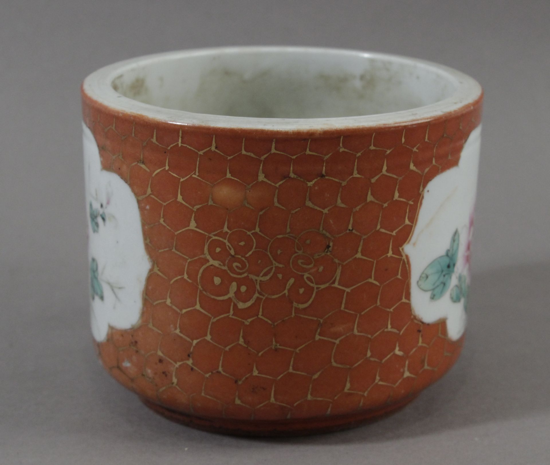 A 19th century Chinese porcelain jardinière from Qing dynasty - Image 4 of 6