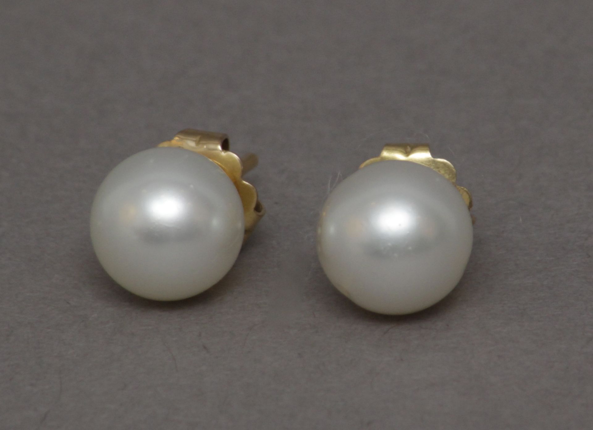 A pair of Australian pearl stud earrings with 18k. yelllow gold setting - Bild 3 aus 4