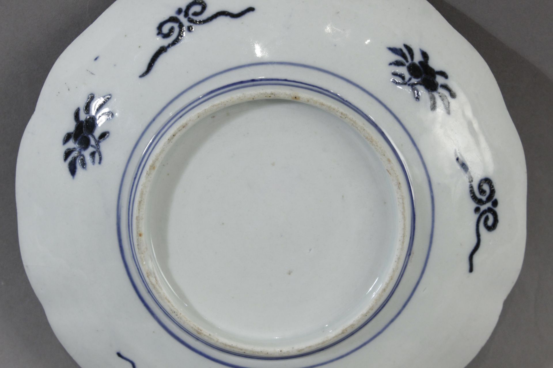 A 19th century Chinese dish in Imari porcelain - Image 4 of 4