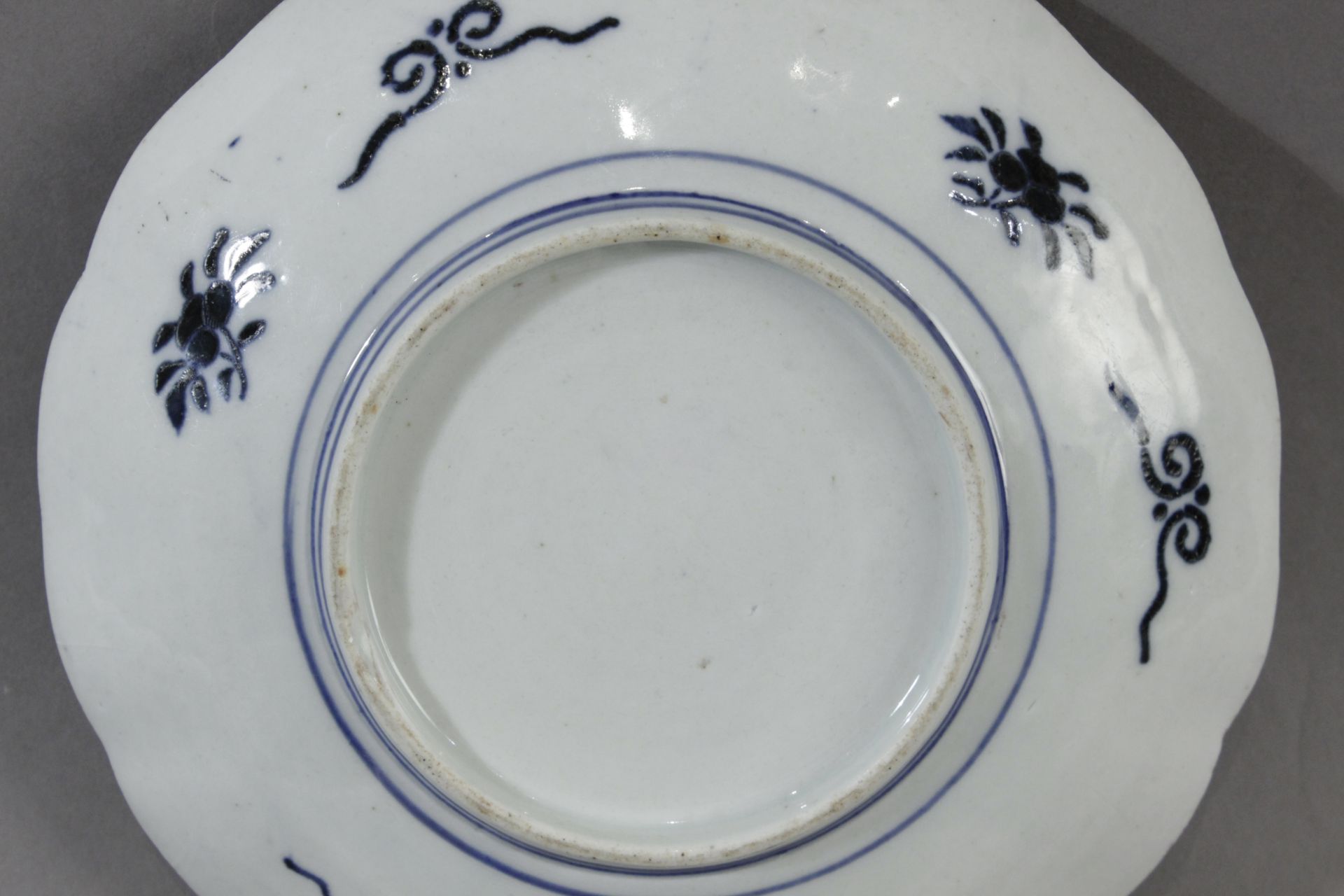 A 19th century Chinese dish in Imari porcelain - Bild 4 aus 4