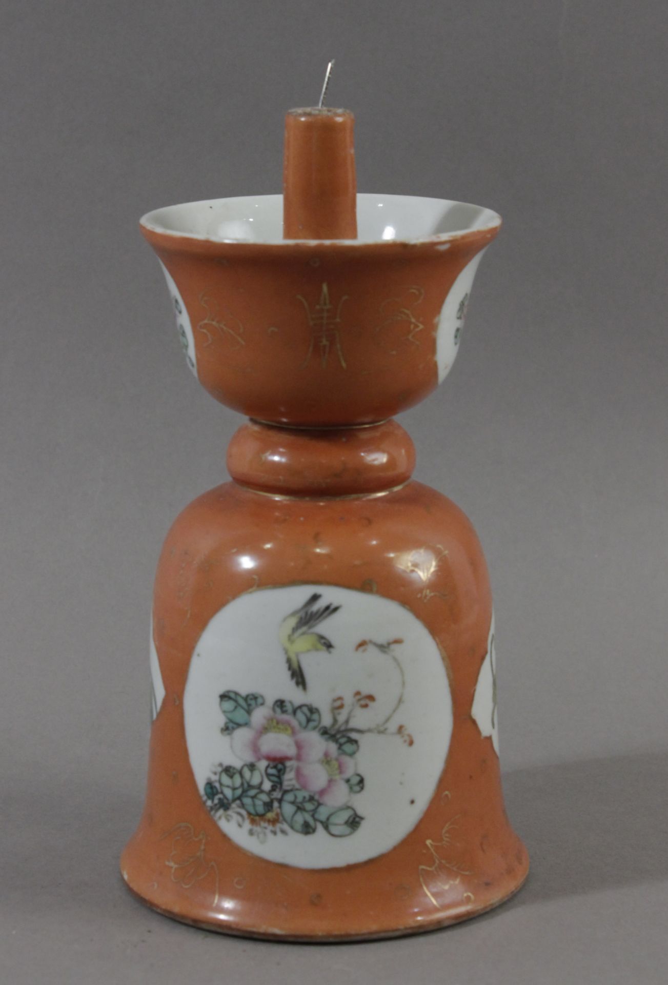 An early 20th century Chinese candle stick from Qing dynasty in Famille Rose porcelain - Image 3 of 8