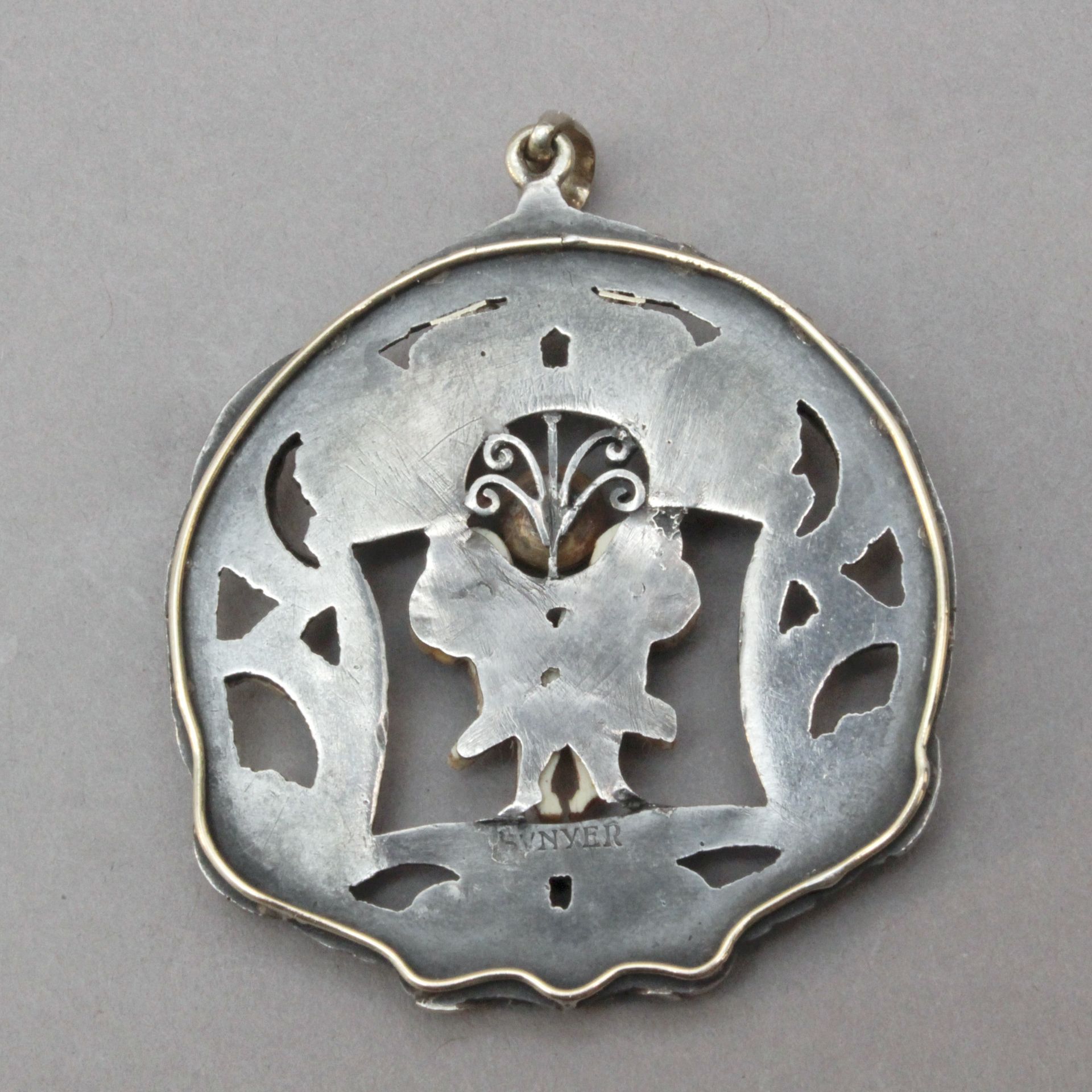 Ramon Sunyer Clarà. A silver and gold pendant - Image 3 of 3