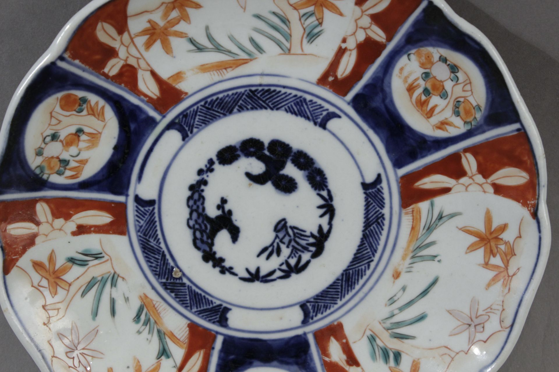 A 19th century Chinese dish in Imari porcelain - Image 2 of 4