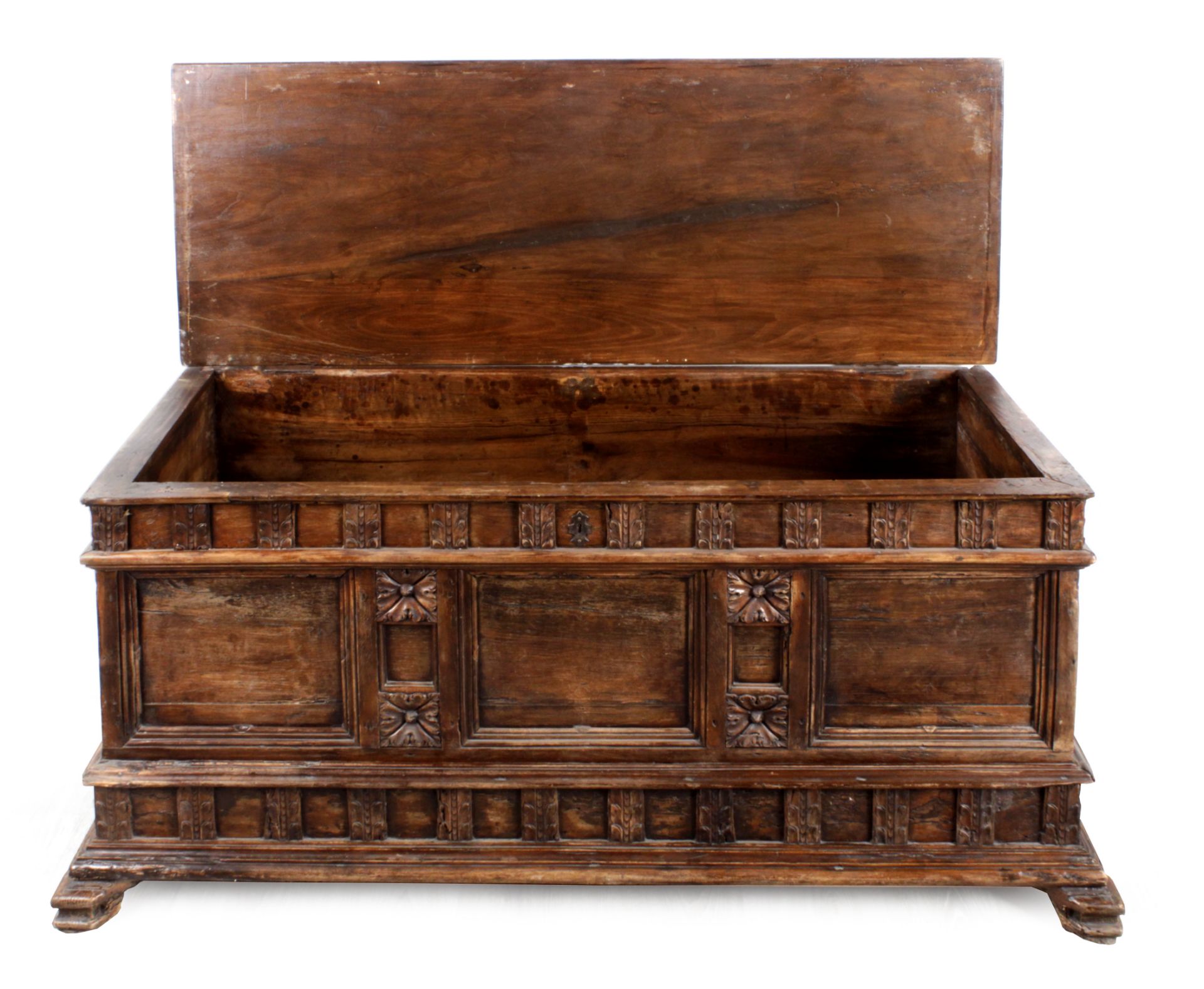 An 18th century walnut bride chest - Image 3 of 4