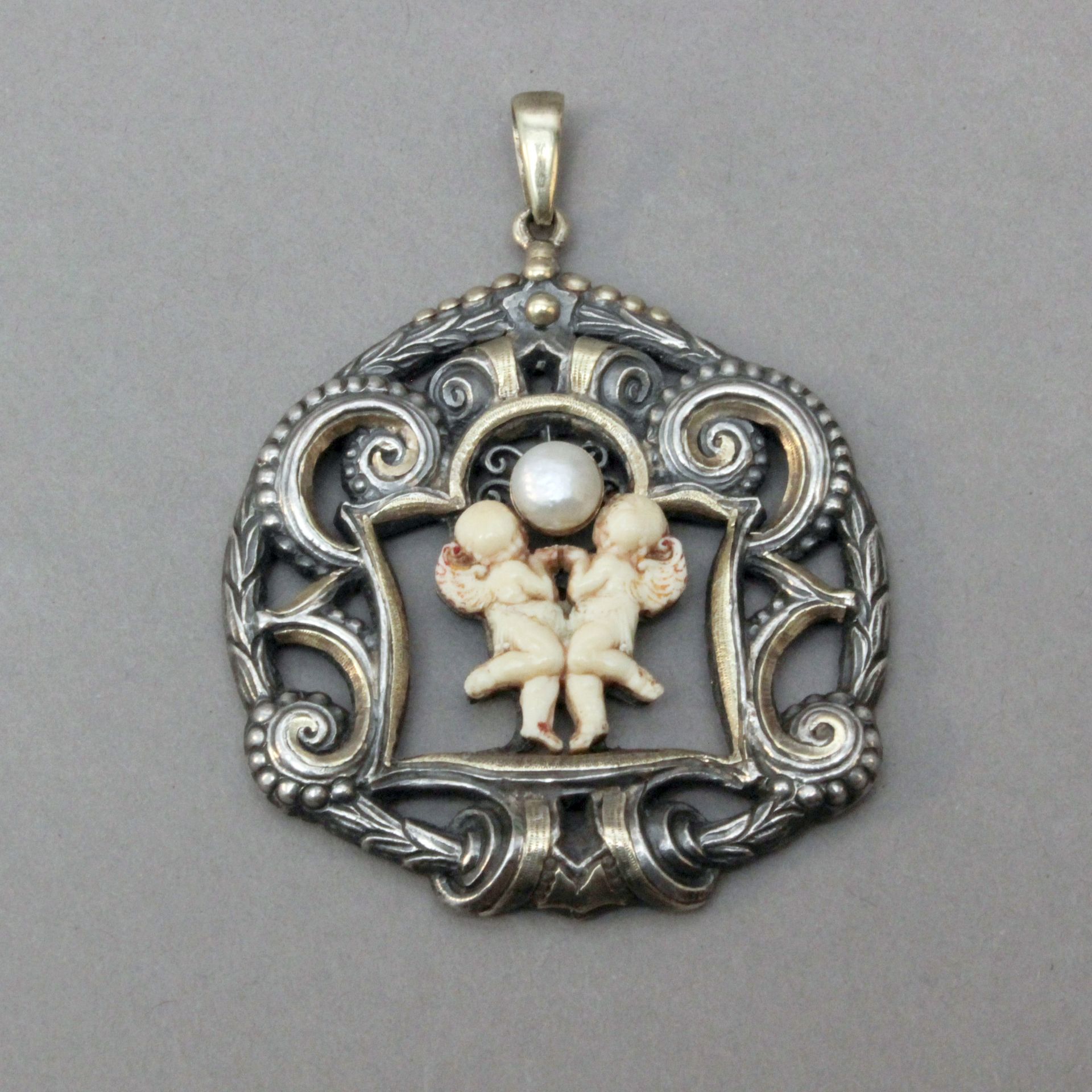 Ramon Sunyer Clarà. A silver and gold pendant