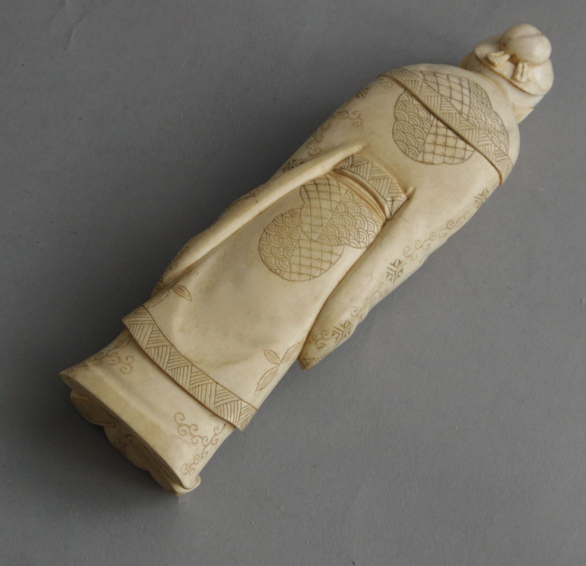 A first third of 20th century Japanese school carved ivory and bone Canton style opium pipe - Image 8 of 8