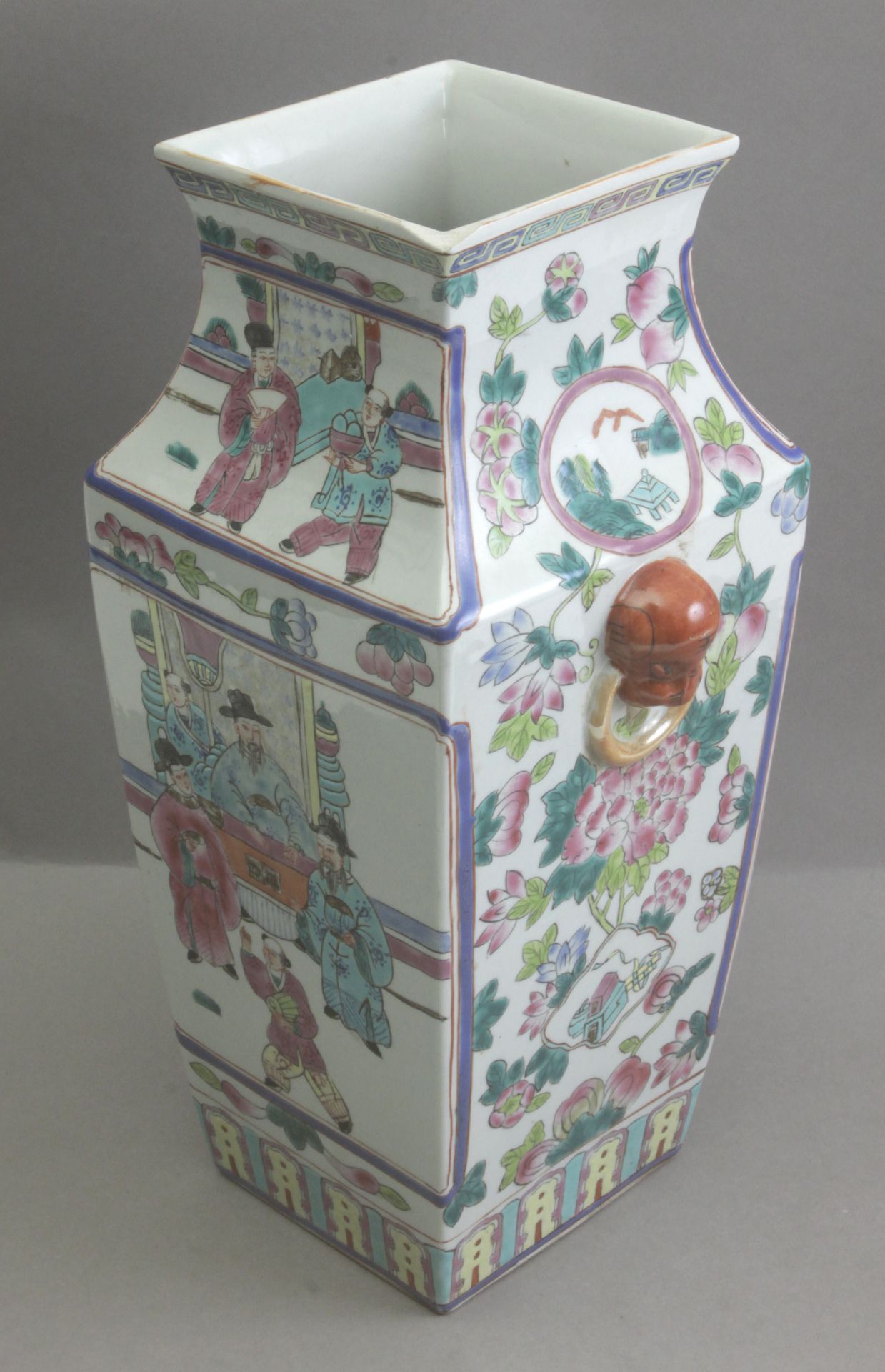 A 20th century Chinese vase in Famille Rose porcelain from Republic period