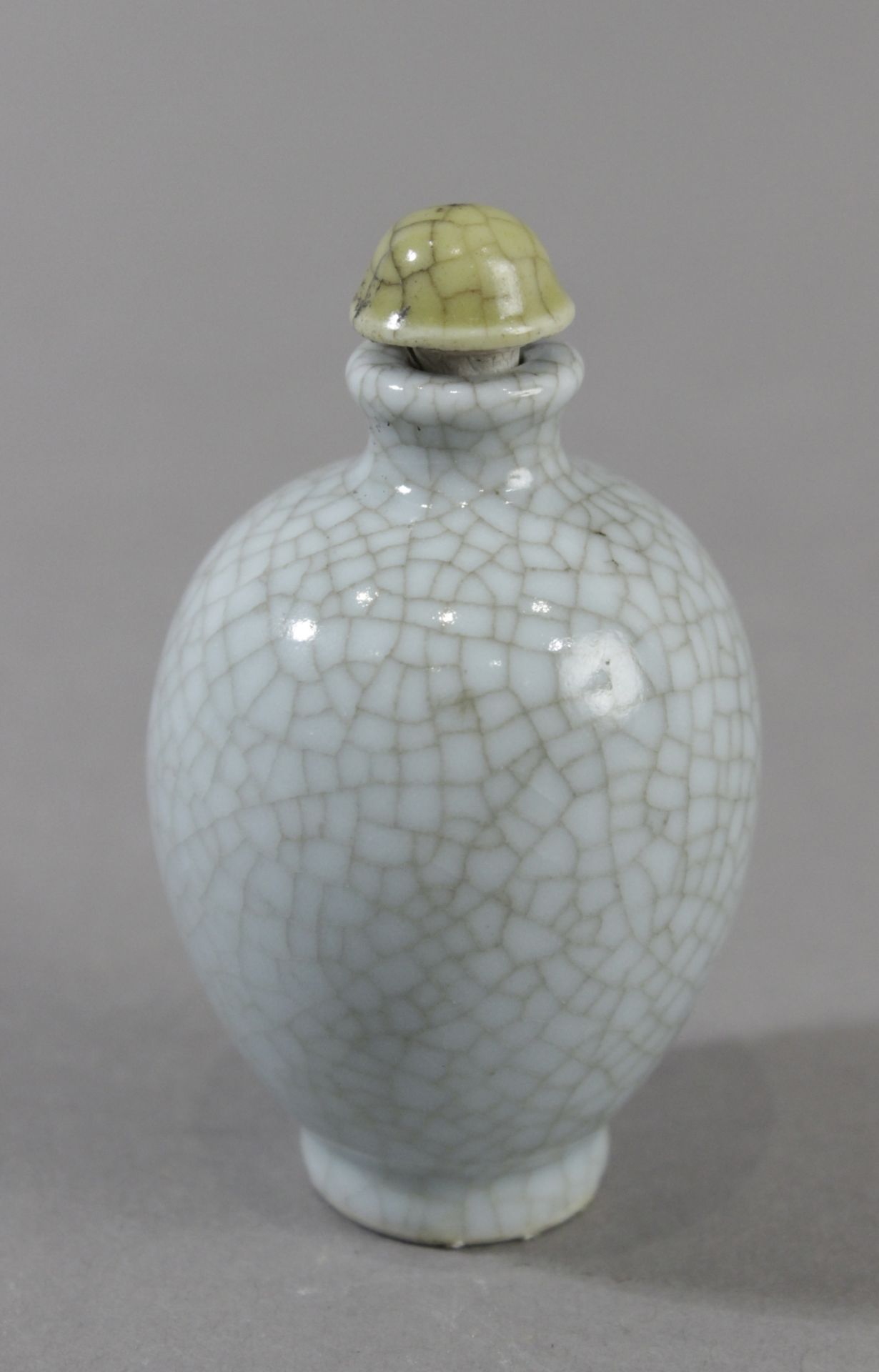 A 20th century Chinese snuff bottle in craquelé porcelain