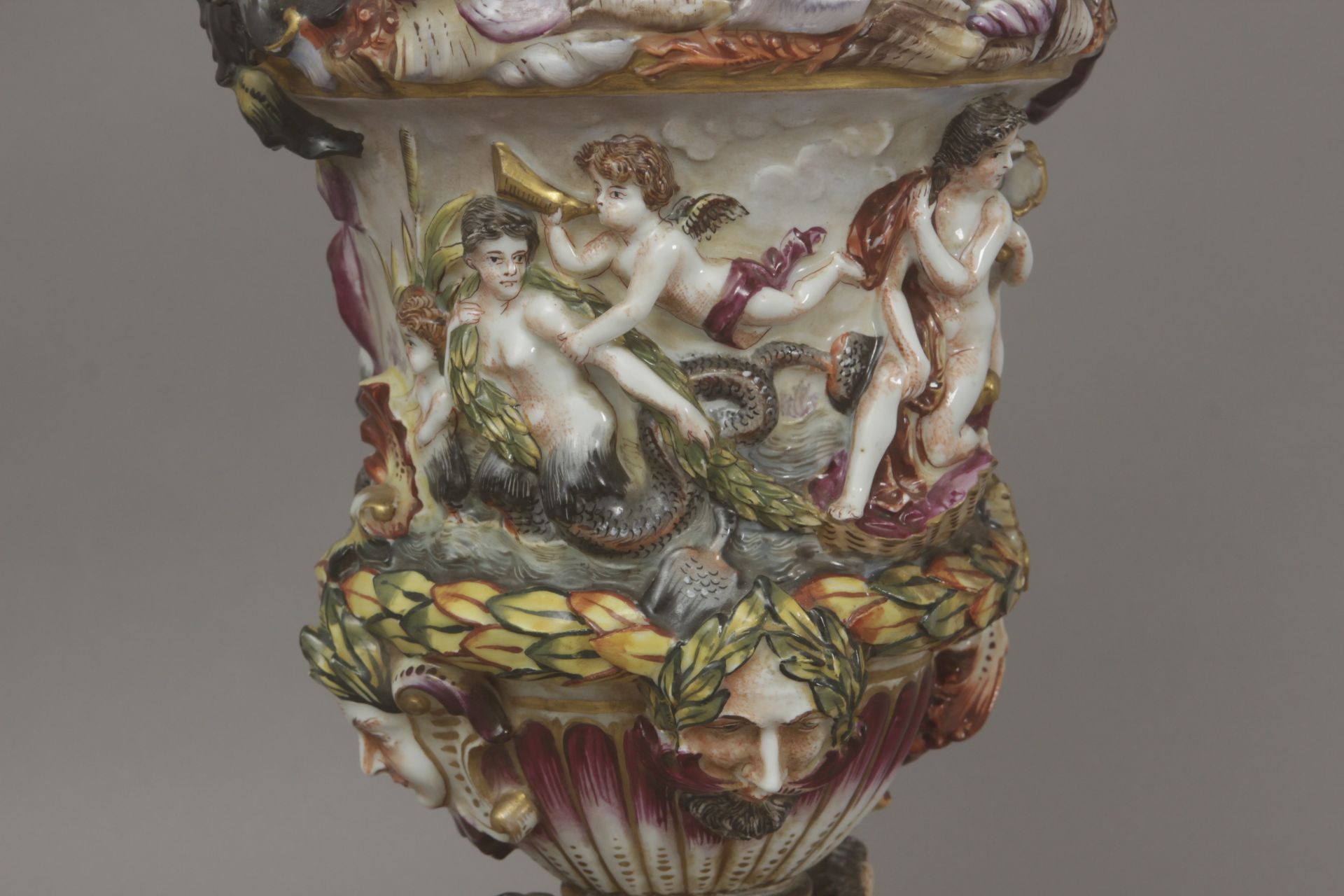 A 19th century Italian pitcher in Capodimonte porcelain - Bild 3 aus 6