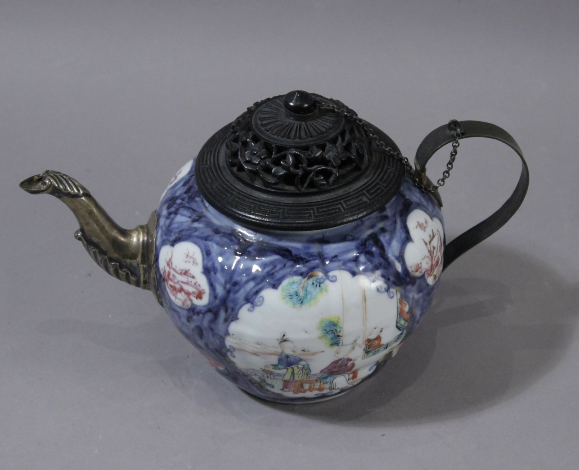 An 18th century Chinese porcelain teapot from Qing dynasty - Image 3 of 4