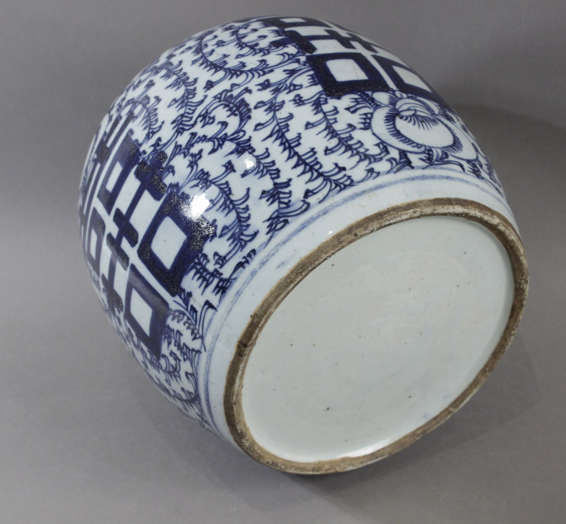 A 19th century Chinese ginger pot in blue and white porcelain - Image 3 of 3