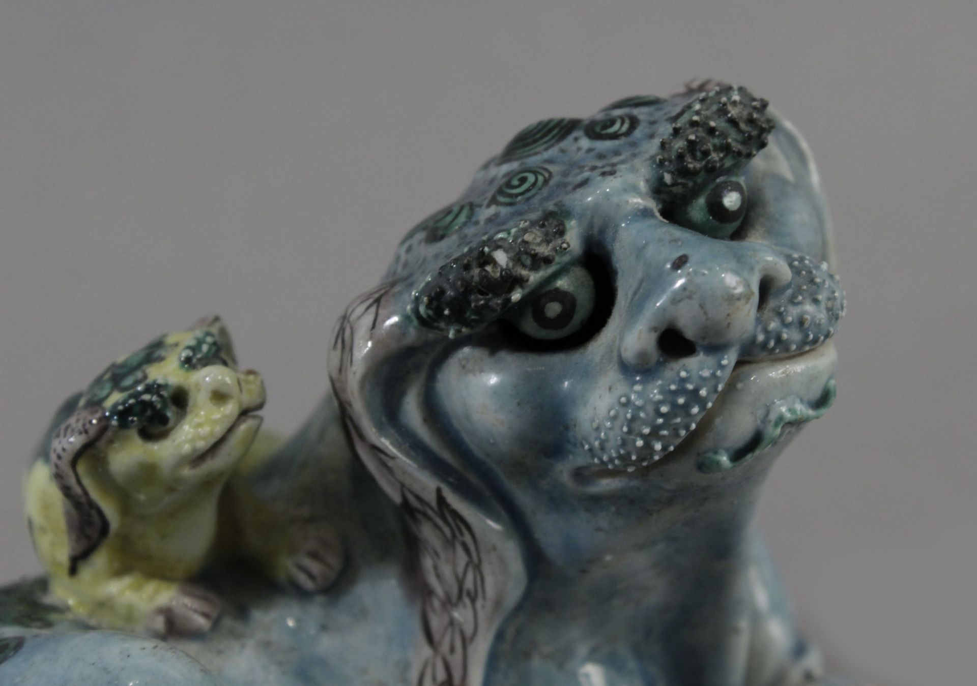 18th century Chinese chool. Figure of Fu guardian lion in plychromed porcelain - Image 5 of 5