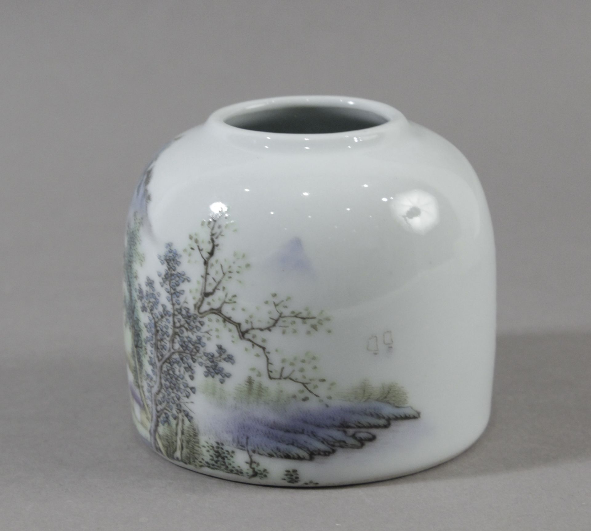 A Chinese porcelain inkwell circa 1950-1970 - Image 2 of 6