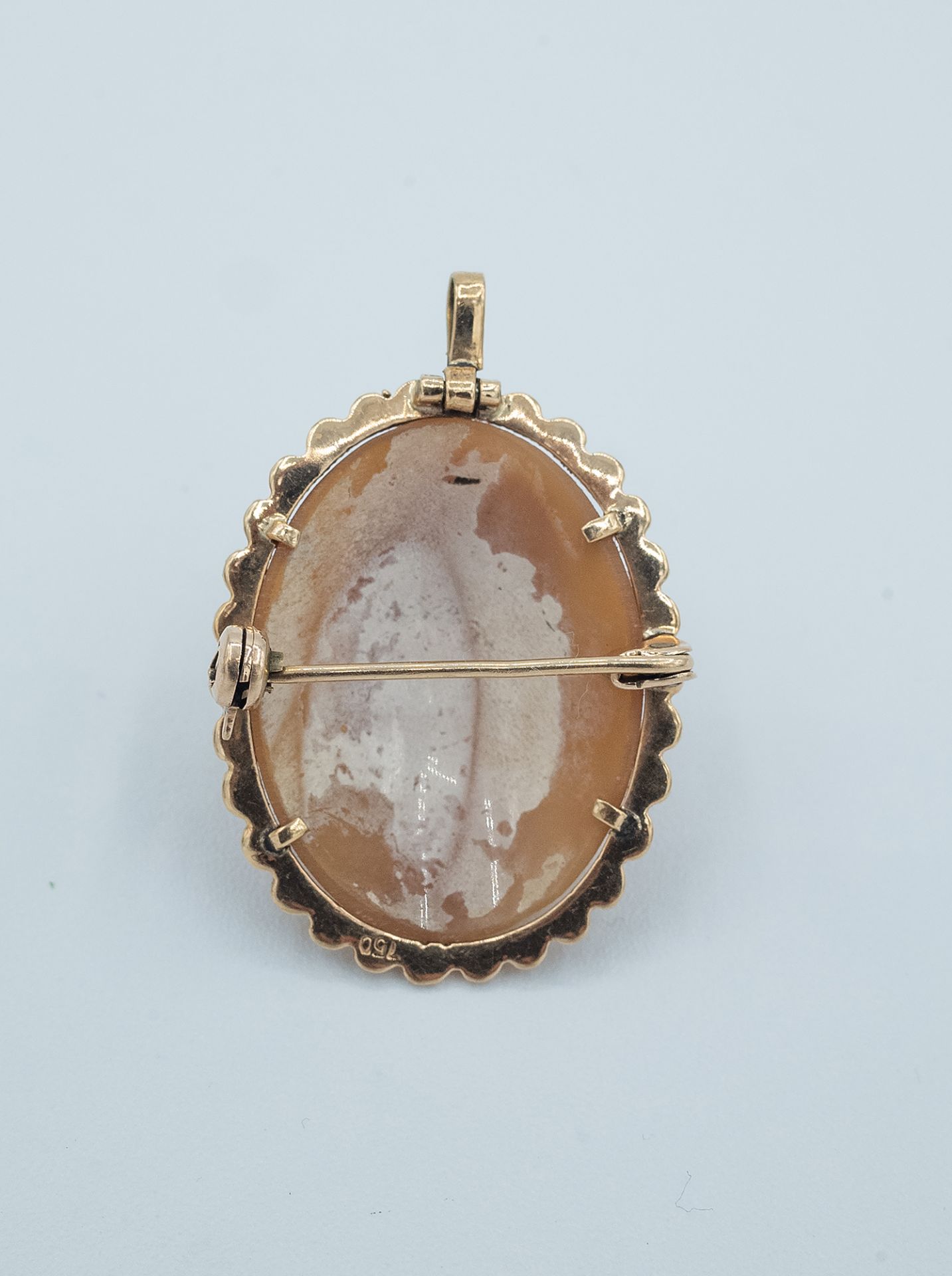 A second half of 20th century cameo pendant brooch with an 18 k. yellow gold setting - Image 2 of 2