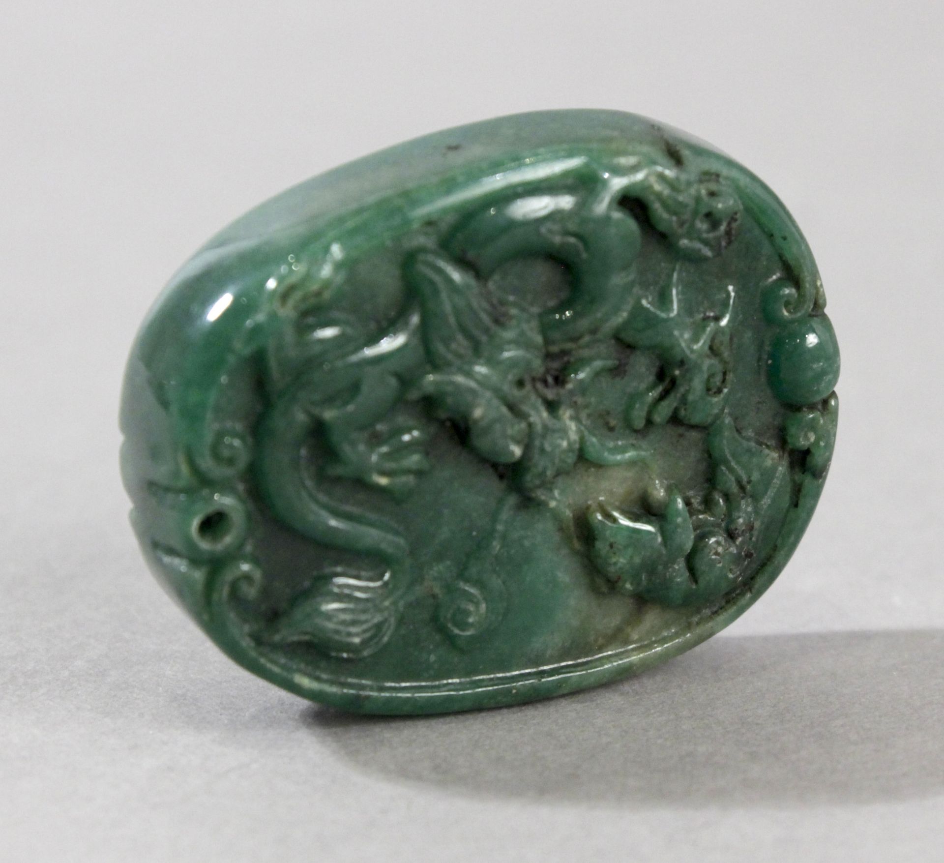 An early 20th century Chinese pendant in carved green jade - Image 3 of 5