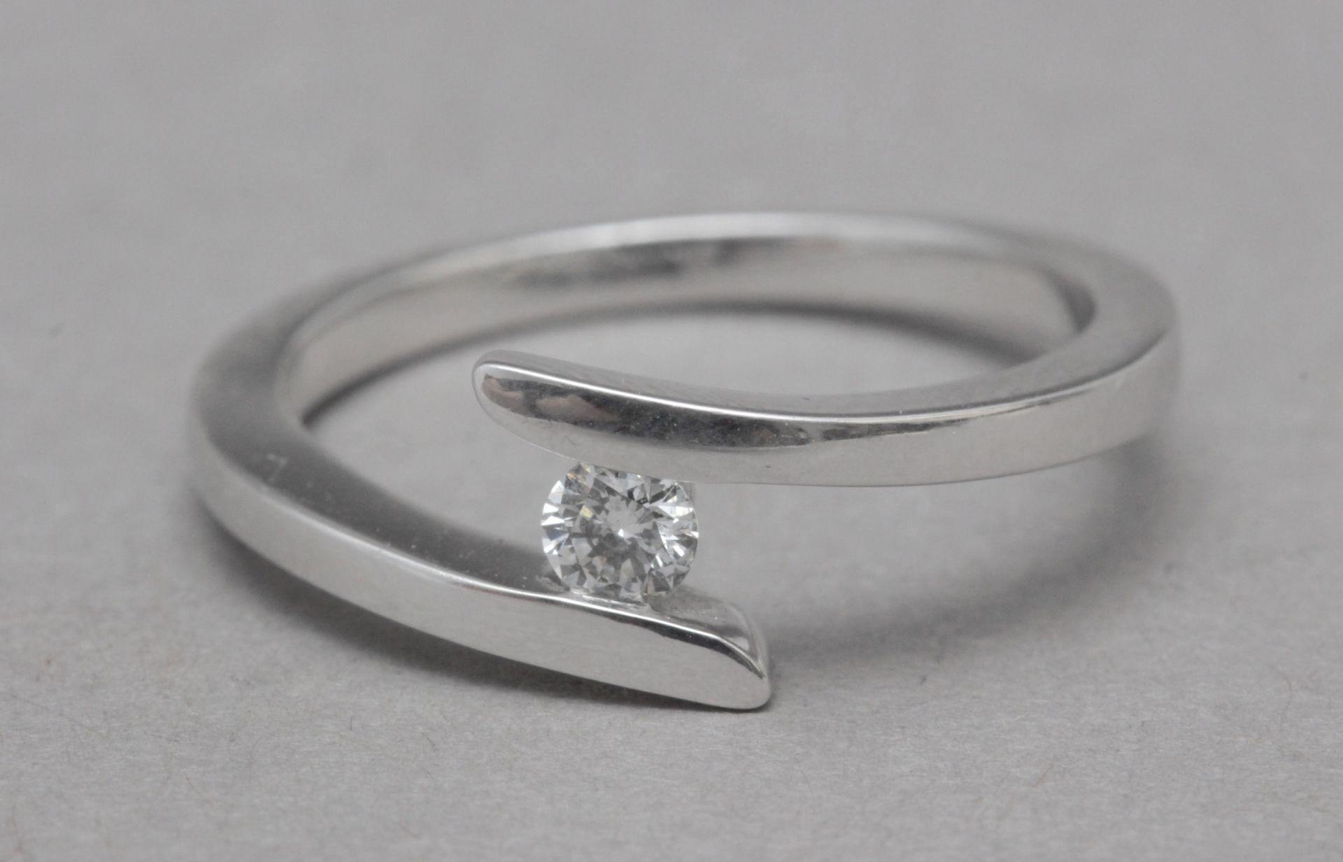 A 0,15 ct. brilliant cut diamond solitaire ring