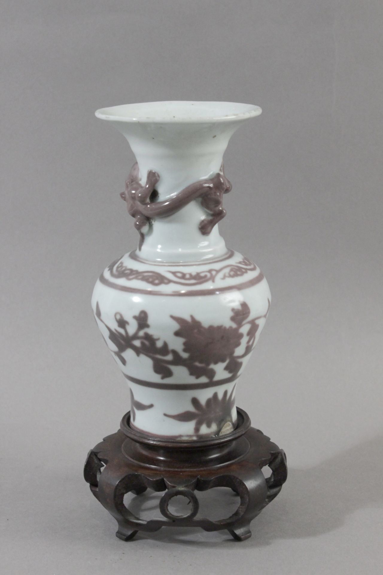 A 20th century Chinese vase from Republic period in celadon porcelain - Image 2 of 7