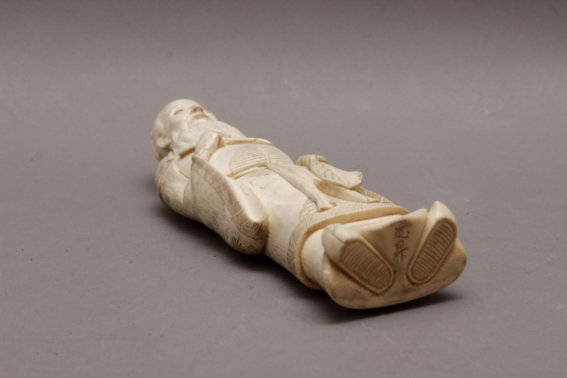 A first third of 20th century Japanese school carved ivory and bone Canton style opium pipe - Image 7 of 8