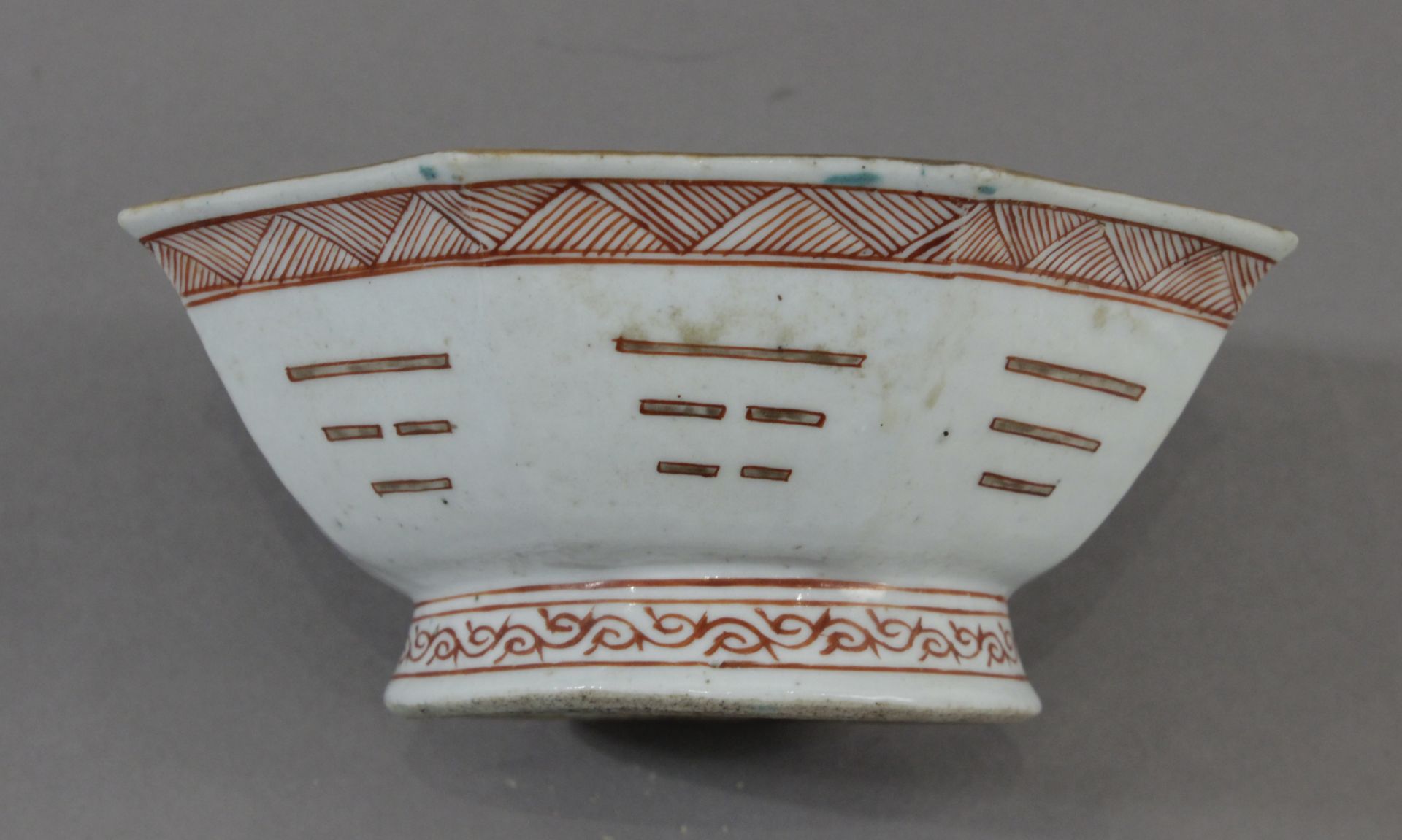 A late 19th century Chinese fruit bowl in celadon porcelain from Qing dynasty period - Image 2 of 4