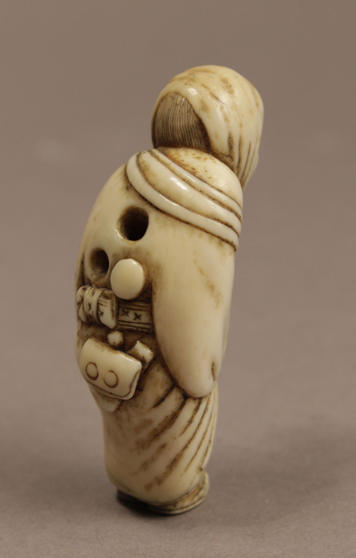 A late 19th century Japanese netsuke from Meiji period - Image 5 of 6