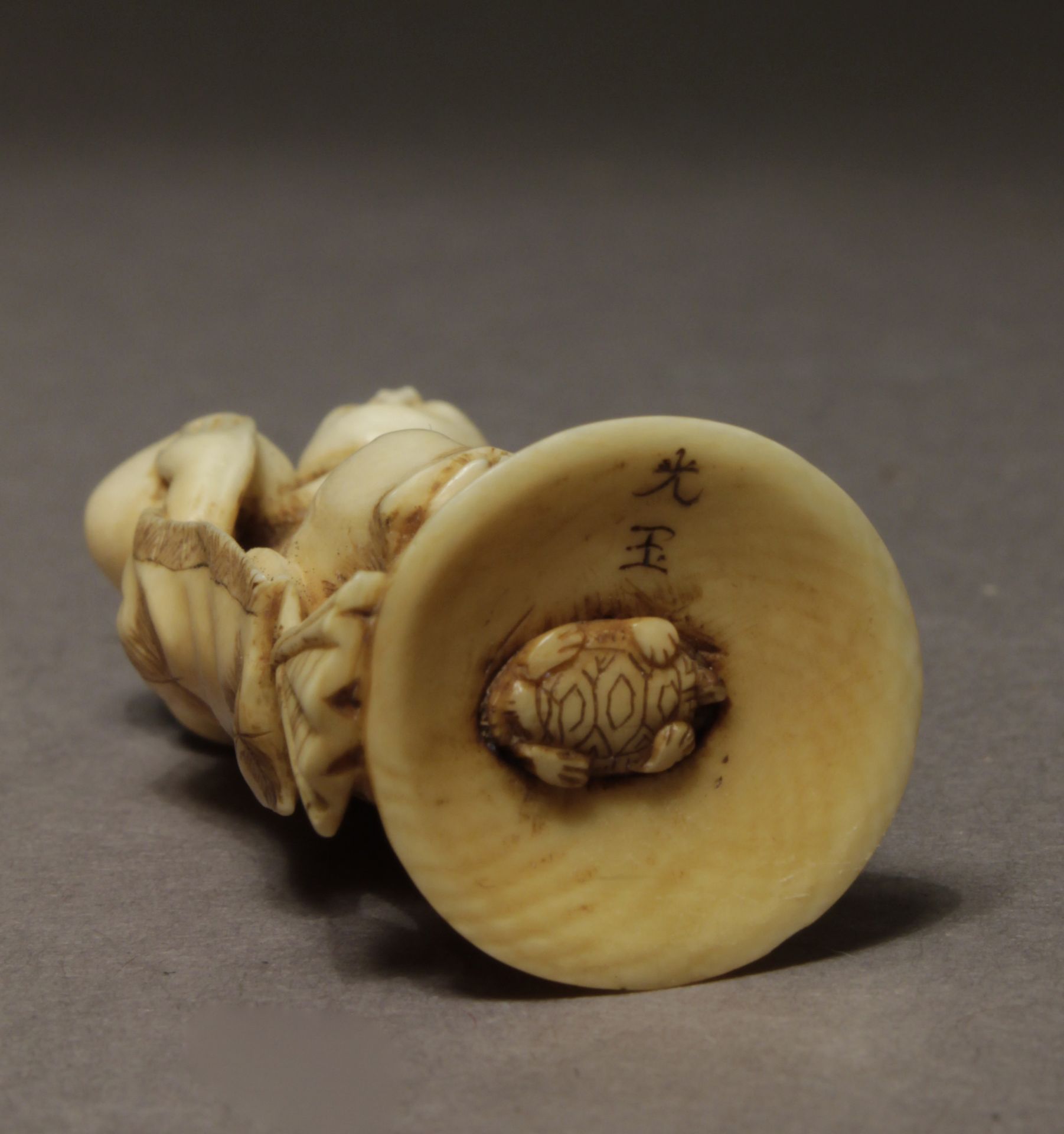 A 19th century Japanese netsuke from Meiji period. Signed Kogyoko - Image 6 of 6