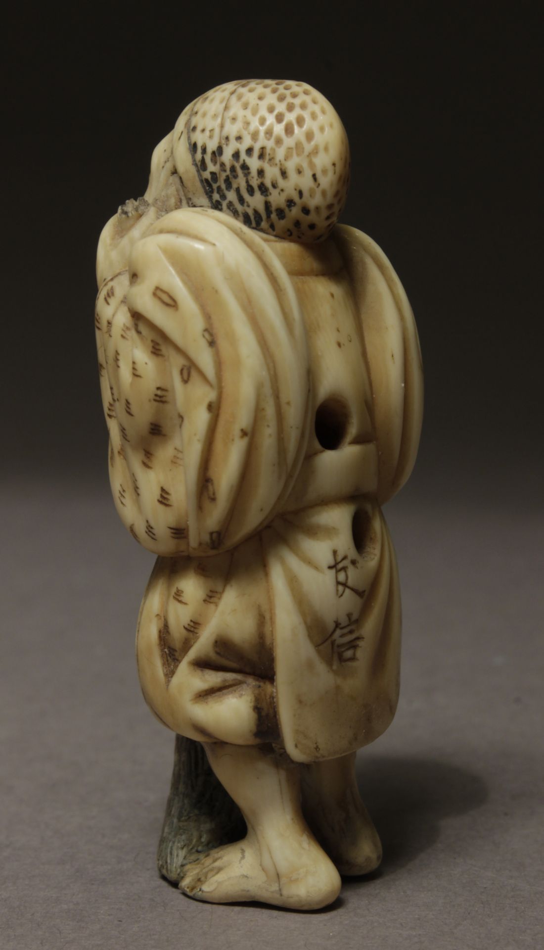 A mid 19th century netsuke from Edo period. Signed Tomonobu - Image 3 of 7