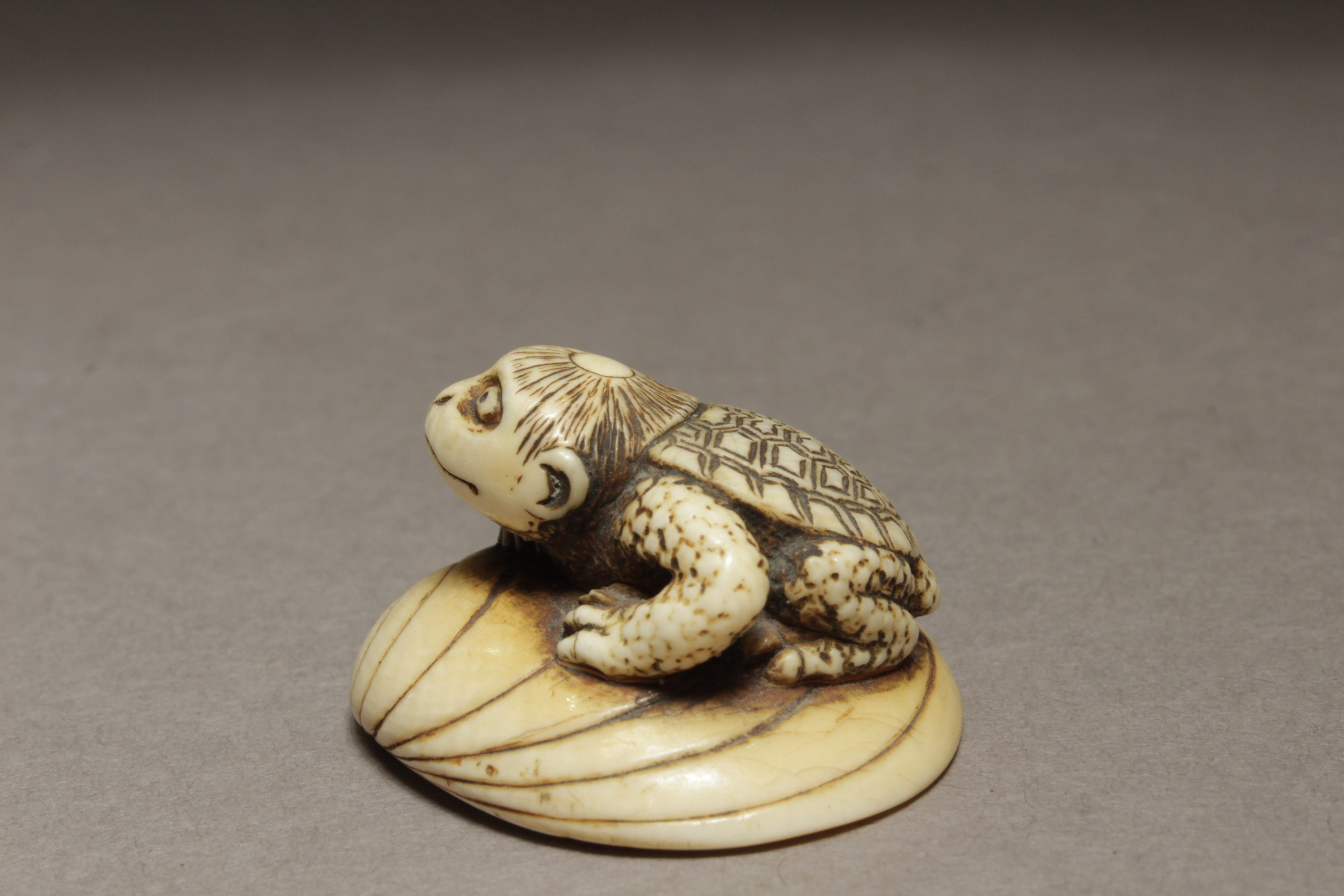 A 19th century Japanese netsuke - Image 2 of 4