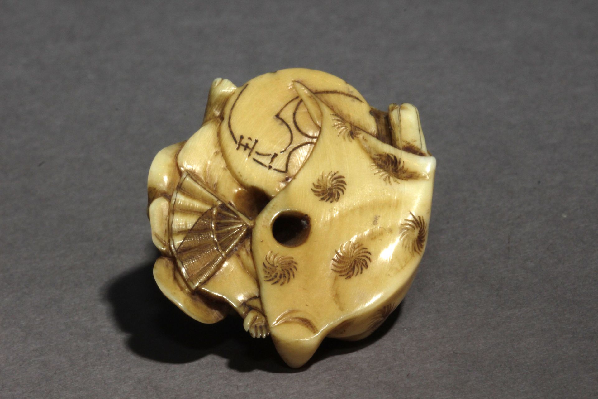 A Japanese netsuke circa 1860-1880 from Meiji period. Signed Gyokuichi - Image 9 of 9