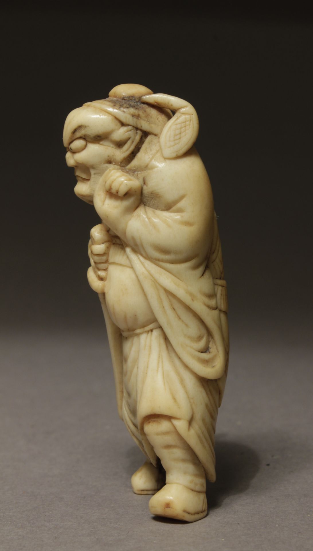 A late 18th century Japanese netsuke from Edo period - Image 4 of 5