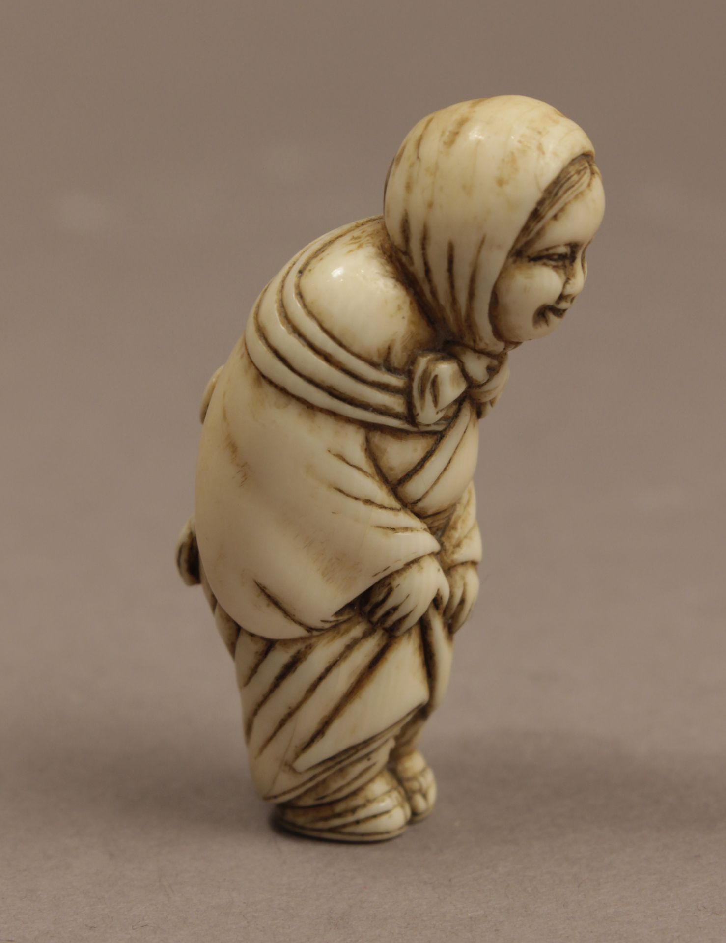 A late 19th century Japanese netsuke from Meiji period - Image 2 of 6